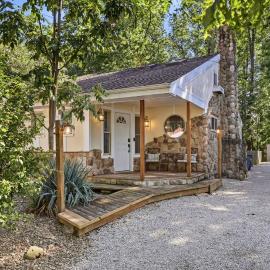 Cottage- 5 Min Walk to GOTL Strip, Hotel in Geneva