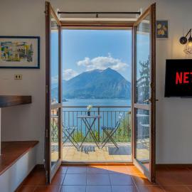 Varenna - Lake Como View - Suite with Parking and Wifi, hotel em Fiumelatte