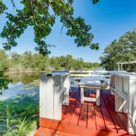 Lake Days & Fireside Nights: Somerville Retreat!, hotel in Somerville