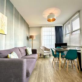 Stylish 2 Bedroom Apartment - Free Parking & WiFi - 1 Minute walk to Poole Quay - Great Location - Free Parking - Fast WiFi - Smart TV - Newly decorated - sleeps up to 4! Close to Poole & Bournemouth & Sandbanks, hôtel à Poole