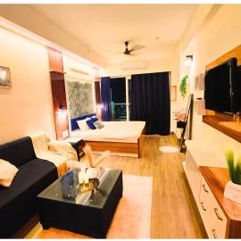 Runway Retreat- premium 1RK-Near Jewar Airport, hotel en Greater Noida