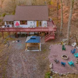 Luxurious house with largest hot tub & perfect retreat!