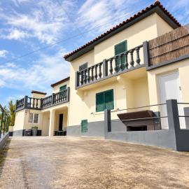 Azorean Stays T4- Spacious 4-Bedroom Home Near São Miguel's Top Attractions, hotell i Candelária