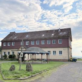 Knüll Camp Guest Lodging, hotel a Schwarzenborn