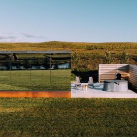 Nest Retreat Iceland - Mirror Houses by the Rangá river, hotel u gradu Hela