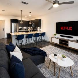 Stylish Retreat, Pool, Gym and Club Lounge