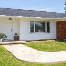 Modern Luxe 3BR,2-Car Garage 5 Min to IND Airport, Hotel in Plainfield