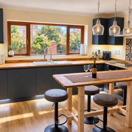 New city flat, 3 x double bed en-suite bedrooms, private kitchen & lounge, free private parking & own workspaces