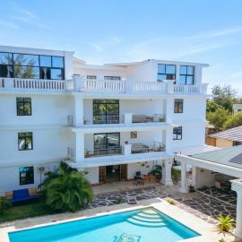 Diani Luxe Villa , Tropical Private Suites 600m from Diani Beach, hotel u gradu 'Mombasa'