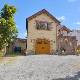 Stunning country brick, beach house with hot tub – hotel w mieście Benllech