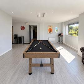 Family Coastal Escape Hot Tub, Cinema & Games Room, готель у місті Бенллег