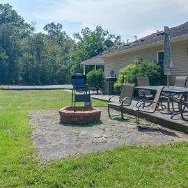 Private Yard: Fire Pit & Cornhole! Moorefield Gem، فندق في Moorefield