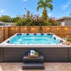 4BR Hollywood Villa 3 min to Beach, Heated 12-Person Jacuzzi, Game Room and BBQ