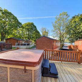 Jaw-Dropping Lodge with Hot Tub on Lake Windermere, hotell i Windermere