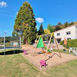Maison spacieuse avec spa et terrain de jeux en lisière de forêt - FR-1-589-757、Fraizeのホテル