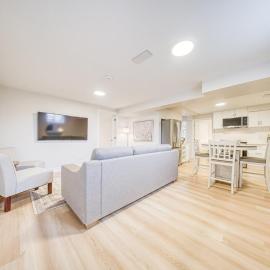 Pickering Village Boutique 2BR Stay, King & Queen, 2 Baths，阿賈克斯的飯店