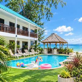 Tiki Beach Koh Phangan Beach Restaurant Bar and Coworking, hotel u gradu Baan Tai