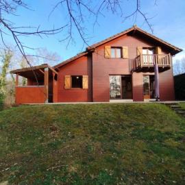 Chalet cosy au vert pour 6 avec piscine et Wi-Fi, proche Souillac
