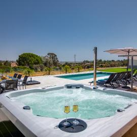 Premium 4BD Villa with Pool Jacuzzi BBQ AC WIFI