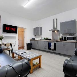 Ground-Floor 2BR Newcastle Retreat Sleeps 4, отель в городе Elswick