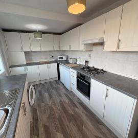 Home in Glasgow 4BR zip links Sleeps 8 G53، فندق في Hawkhead