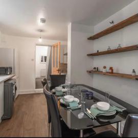 3-Bed Bromley Home, Free Parking, Easy London Access, Hotel in Bickley