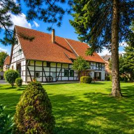 Modern historic half-timbered house with sauna and fireplace, Hotel in Laatzen