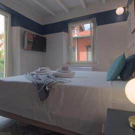 Lake Como 2 min - Modern Suites at 1 min to Station - Wifi, AC, hotel Mandello del Larióban