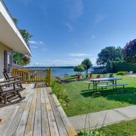 Private Beach Access! Lake Champlain Cabin, מלון בפלטסבורג