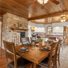 Canandaigua Lake Near Wineries Sleeps up to 10 Hot tub, hotel in Rushville
