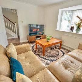 Blorenge View House-Modern Spacious 3-Bedroom - Private parking, Hotel in Abergavenny