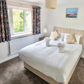 Blorenge View House Sleeps 5 - Garden & Parking - 3 Bedroom: Abergavenny şehrinde bir otel