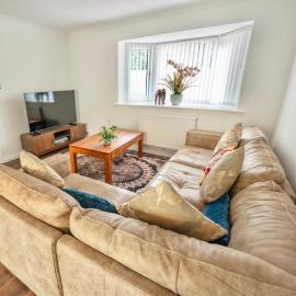Blorenge View House-Modern Spacious 3-Bedroom - Private parking, hotelli kohteessa Abergavenny