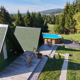 Cozy cabin with hot tub & pool, hotell i Begunje pri Cerknici