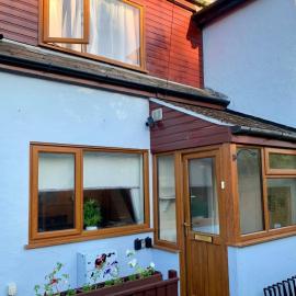 Pets welcome Accessible Mobility Friendly Cottage -Garden Pets