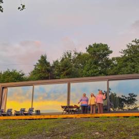 Hundeidvik Fjord Retreat - Fjord Panorama with sauna, viešbutis mieste Hundeidvik