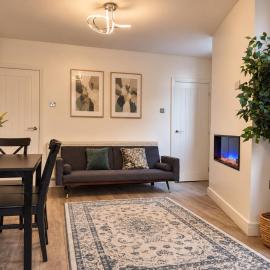 New Stylish Modern Home & Free Parking!