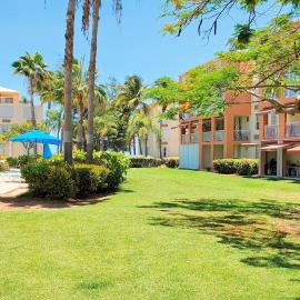 Glam 3BR Condo Beachfront Oasis at Malibu, hotel em Suarez