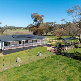 The Cottage farm stay - 3 Bed 2 Bath in Molong, hotel en Molong
