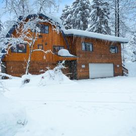 Quiet Apartment-Above-Garage a Block from Skiing