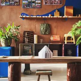 Here Library - A wooden home by the river with a library, hotel i Thốt Nốt