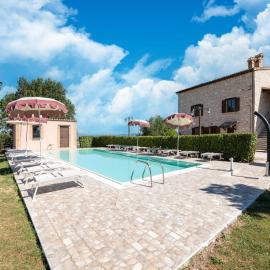 Apartment in a farmhouse with 2 swimming pools, hotel a Cagli