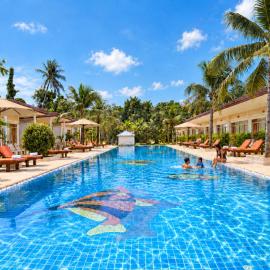 Blue Palm Seafront Resort Phuket، فندق في شاطئ راوايْ