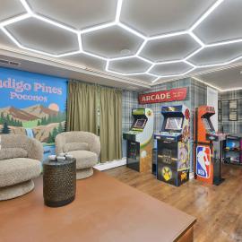 Large Group Friendly 2 Game Rooms Indoor Sauna Hot Tub 10 minutes to Poconos Raceway