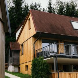 Osada V Háji, hotelli kohteessa Hněvkovice