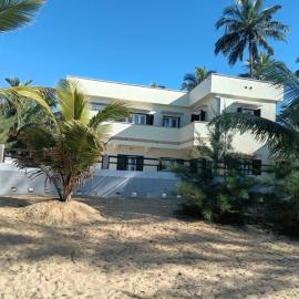 Private Beach House with Garden Manakara, hotel i Manakara