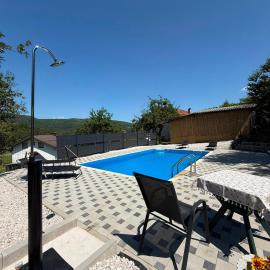 Morus house with a pool near Sarajevo, hótel í Kreševo