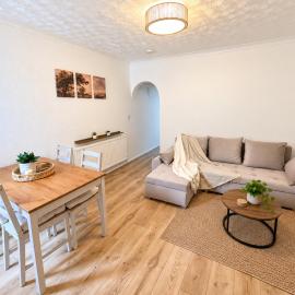 Modern Dartford House, 4 Bedrooms, Garden, Sleeps 9
