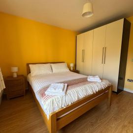 Bright 2-Bed Apt | Close to Airport | City Links