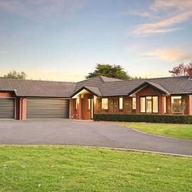Lifestyle Retreat with Land and Views, hotel a Tamahere